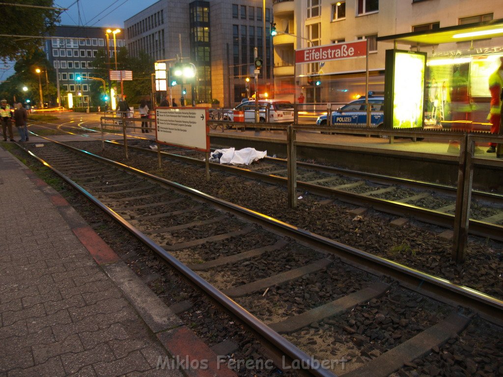 Person unter KVB Bahn Koeln Eifelstr P05.JPG